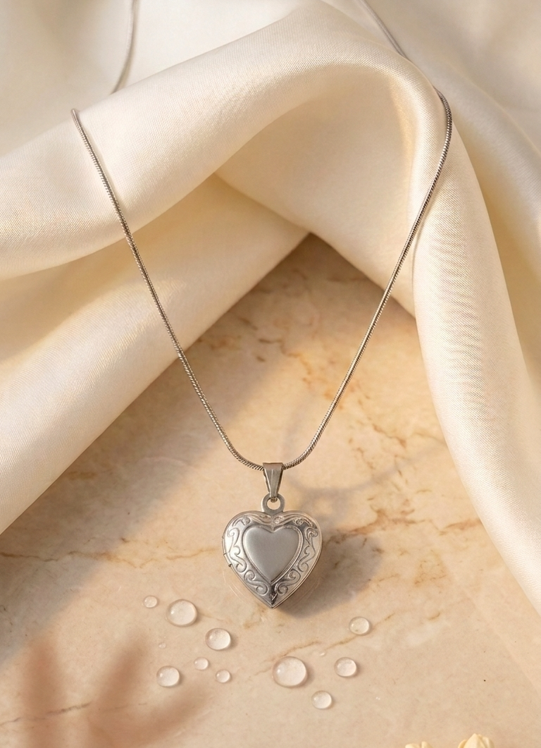 Amora locket 2